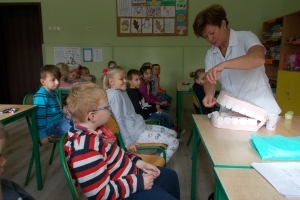 Spotkanie klas pierwszych z pielęgniarką szkolną na temat higieny jamy ustnej
